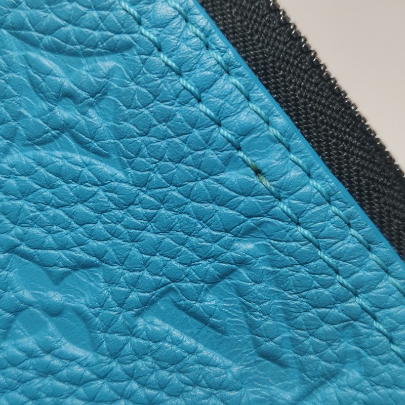 Louis Vuitton(LV)Triangle牛皮純色老花壓紋斜挎包單肩包-16