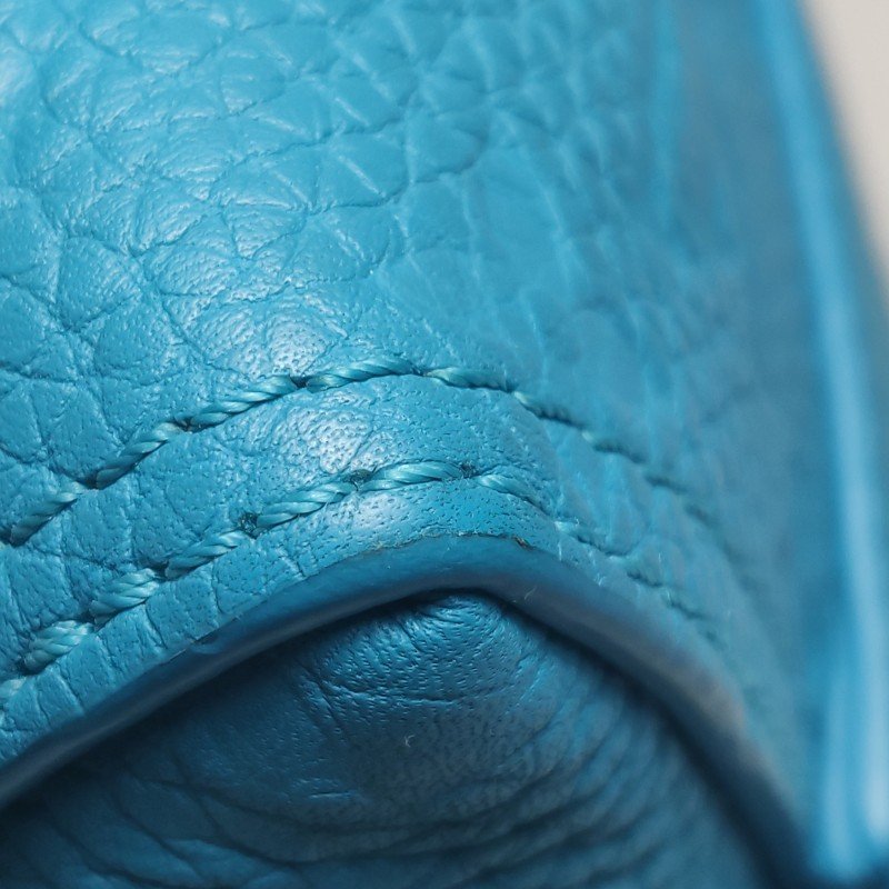 Louis Vuitton(LV)Triangle牛皮純色老花壓紋斜挎包單肩包-17