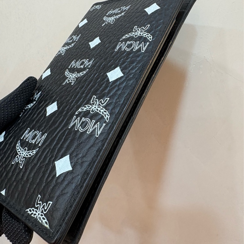 MCM 黑色對開中長夾/護照夾-1