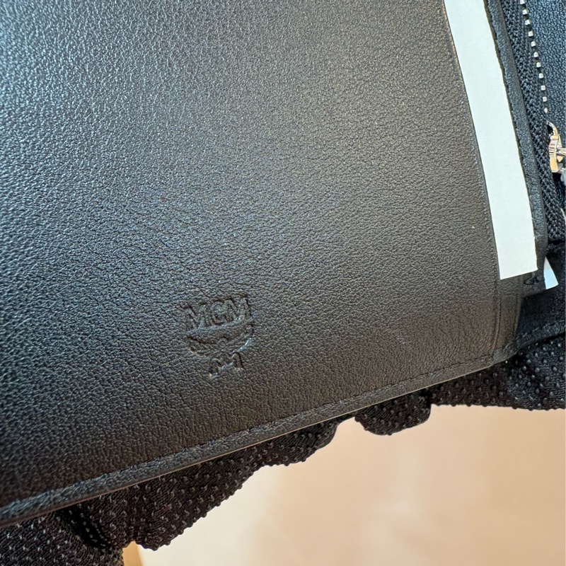 MCM 黑色對開中長夾/護照夾-3