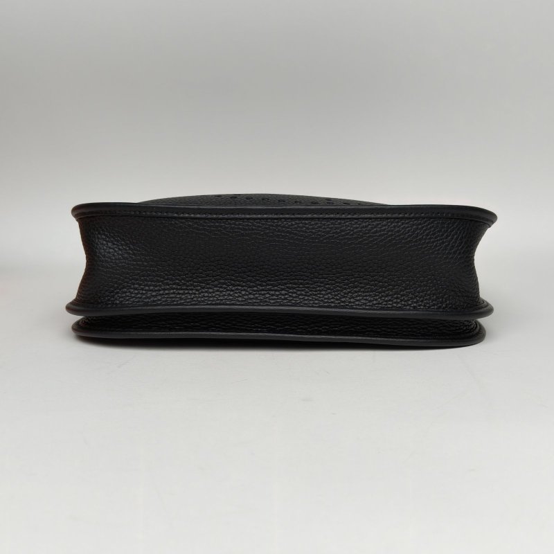 HERMES Evelyne小號2989黑色TC皮W刻銀扣肩背包-4