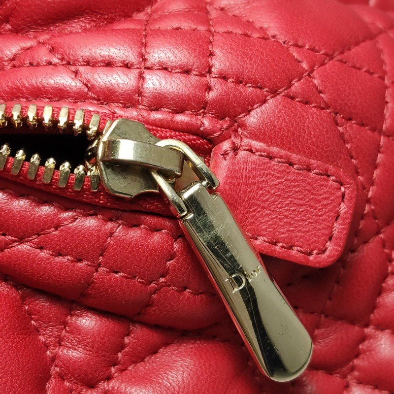 Dior Soft羊皮純色藤格紋字母吊飾單肩包-13