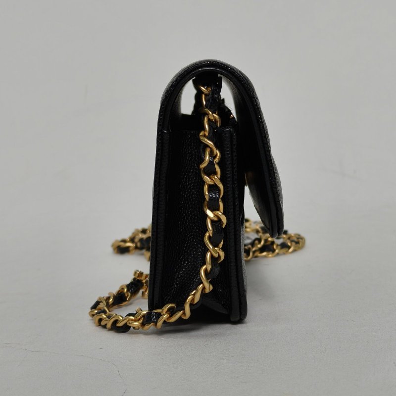 CHANEL 黑色荔枝牛皮鐳射標金扣24CCF口蓋包WOC17旱冰鞋徽章皮穿鏈肩背包-3