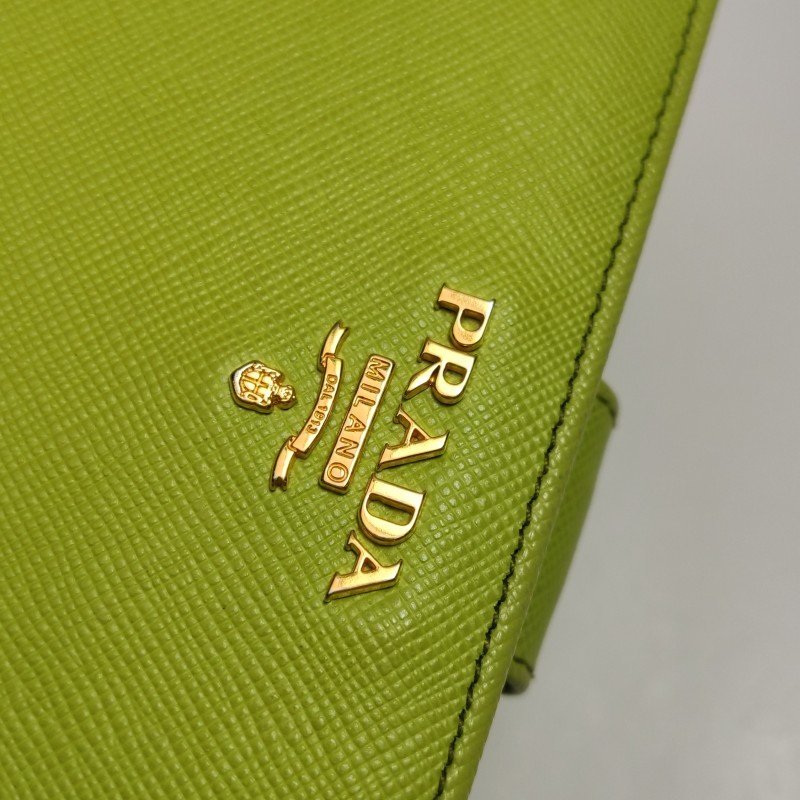 Prada牛皮純色字母Logo錢包-9