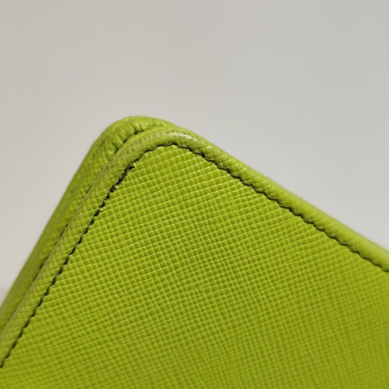 Prada牛皮純色字母Logo錢包-14