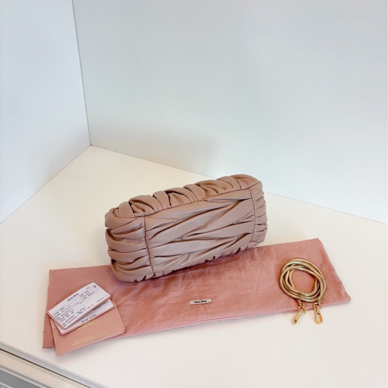 【閒置品🆕】MiuMiu Belle蛙口小元寶鏈條包 芯片款 自帶少女感的‘美人包’🫧經典皺摺軟糯雲朵斜挎包-4