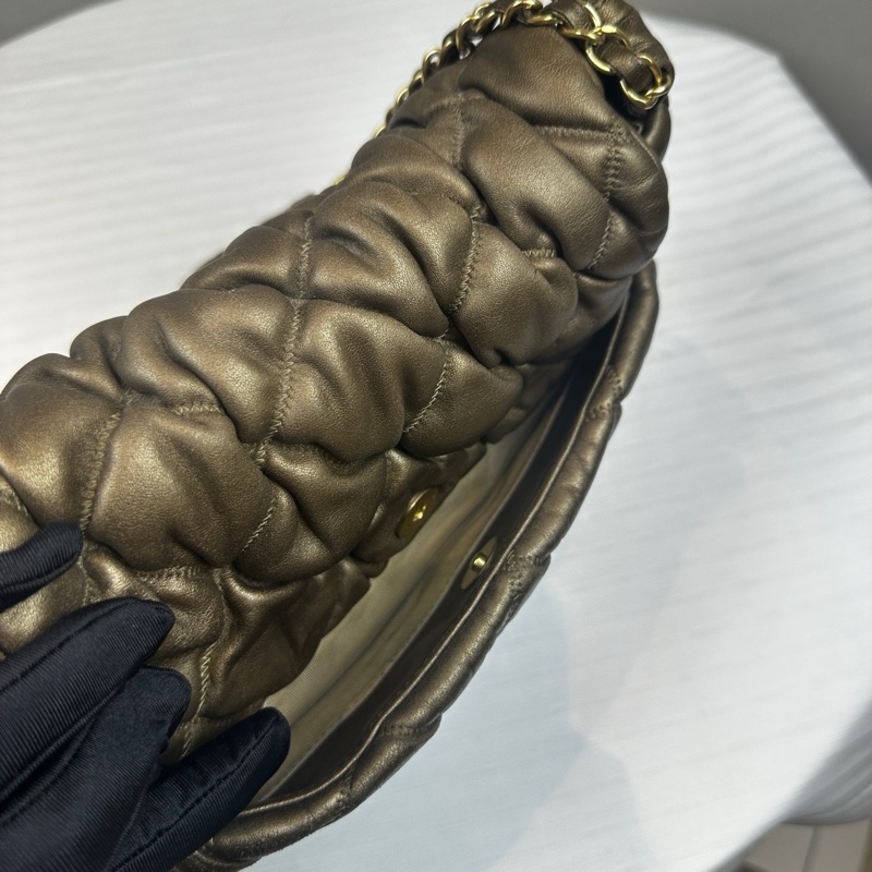 香奈兒/Chanel Metallic Bubble Quilted Bag金屬色單肩腋下包29x10x20cm-6