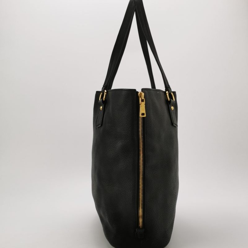 Prada牛皮純色字母Logo單肩包-3