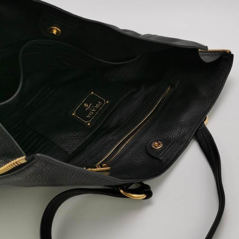 Prada牛皮純色字母Logo單肩包-6