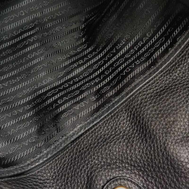 Prada牛皮純色字母Logo單肩包-8