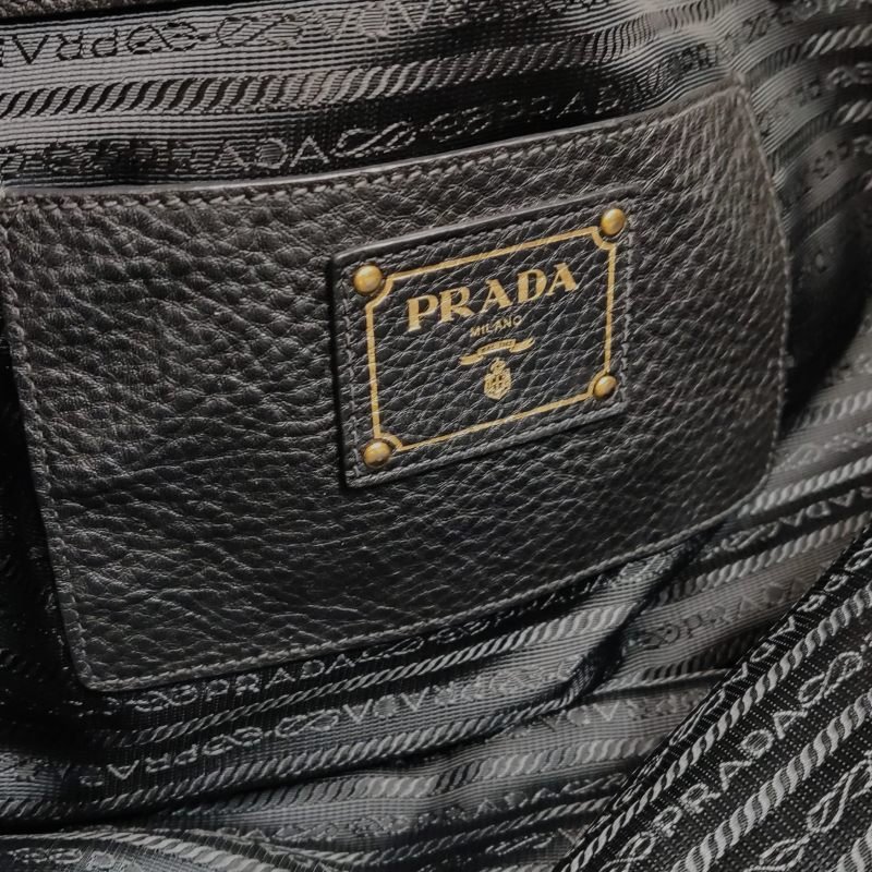 Prada牛皮純色字母Logo單肩包-9