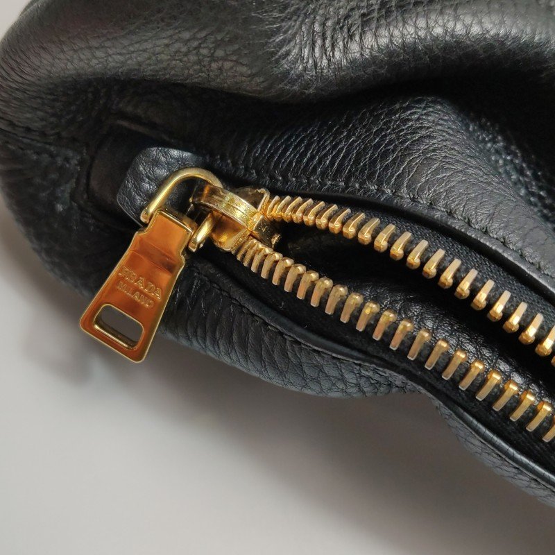 Prada牛皮純色字母Logo單肩包-13