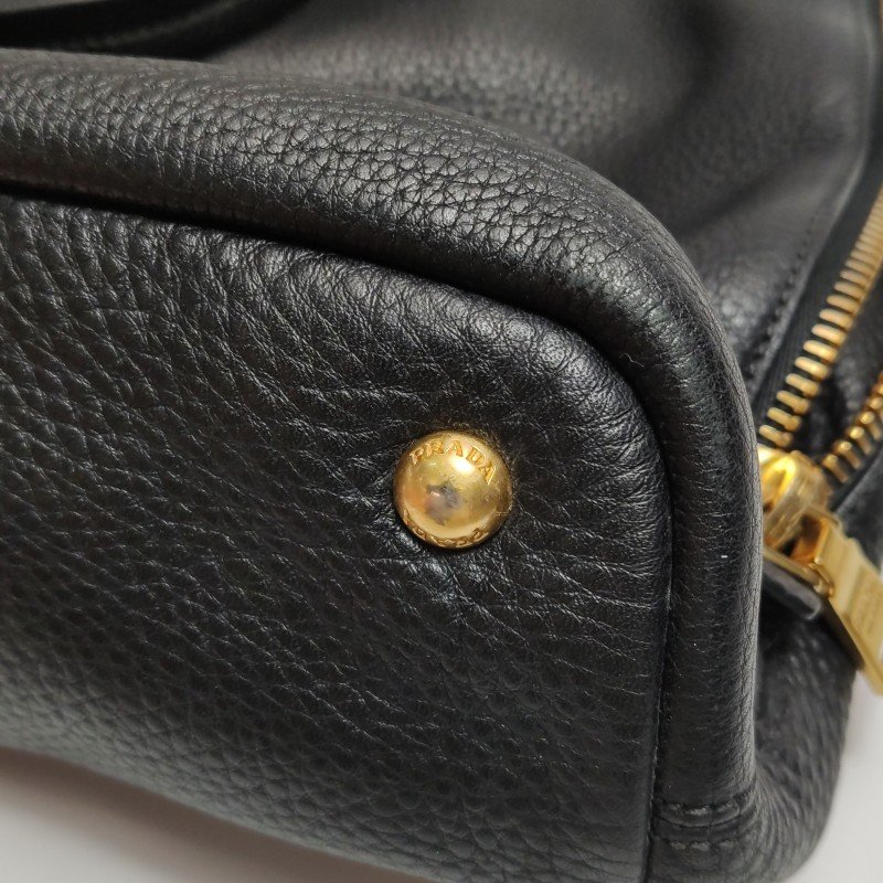 Prada牛皮純色字母Logo單肩包-18