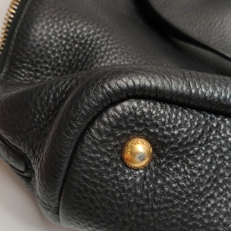 Prada牛皮純色字母Logo單肩包-19