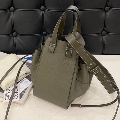 #專櫃1️⃣5️⃣萬 #全牛皮 Loewe吊床包小號 #絕版稀有色釋出 #僅一顆超甜💰