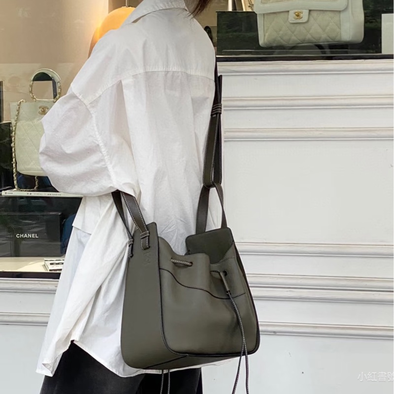 #專櫃1️⃣5️⃣萬 #全牛皮 Loewe吊床包小號 #絕版稀有色釋出 #僅一顆超甜💰-1