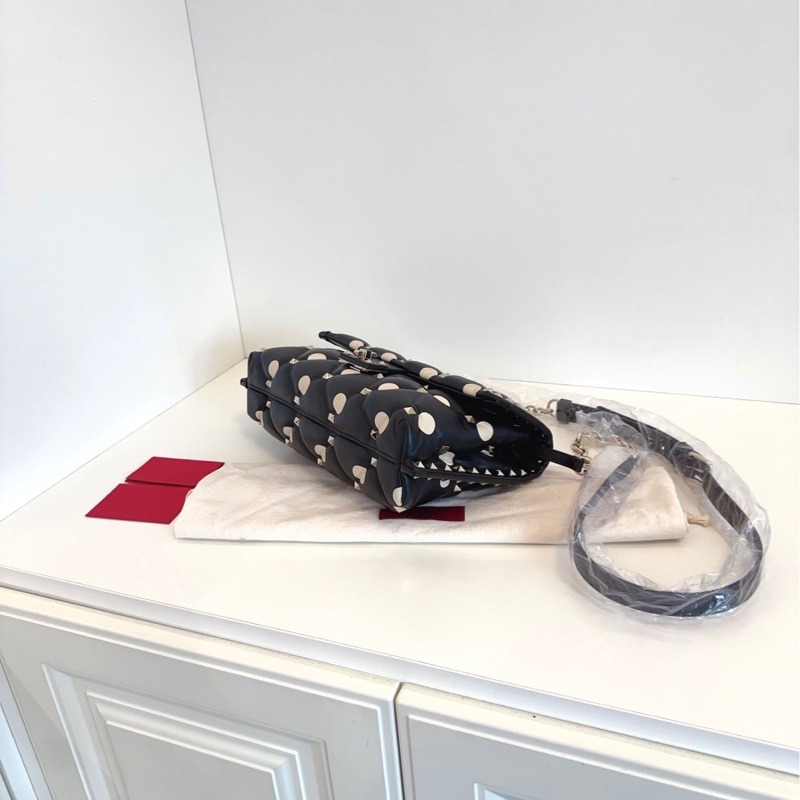 【存放品99新🆕】Valentino 黑金鉚釘泡芙包 特別款波點🐻❄️大菱格 斜挎包-6