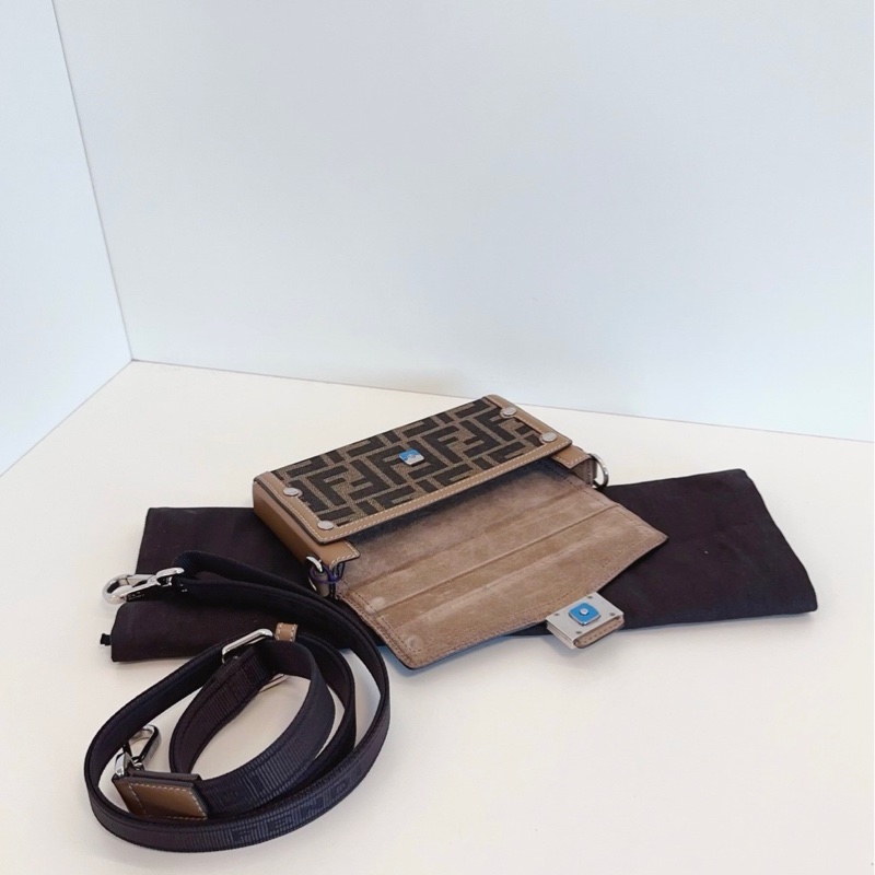 【98新🆕】Fendi Baguette soft trunk老花mini橫版法棍盒子包斜挎包-5