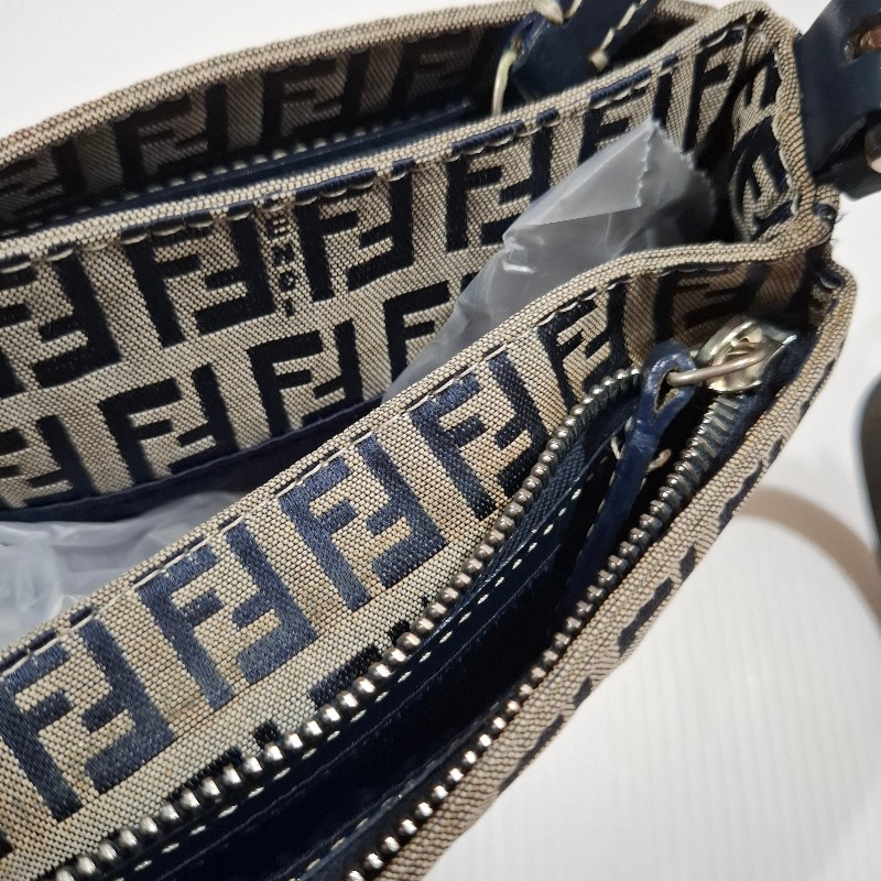 Vintage FENDI 海軍藍緹花布面料銀釦肩背包-14
