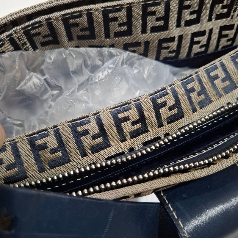 Vintage FENDI 海軍藍緹花布面料銀釦肩背包-15