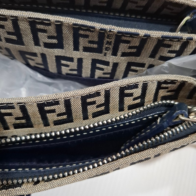 Vintage FENDI 海軍藍緹花布面料銀釦肩背包-16