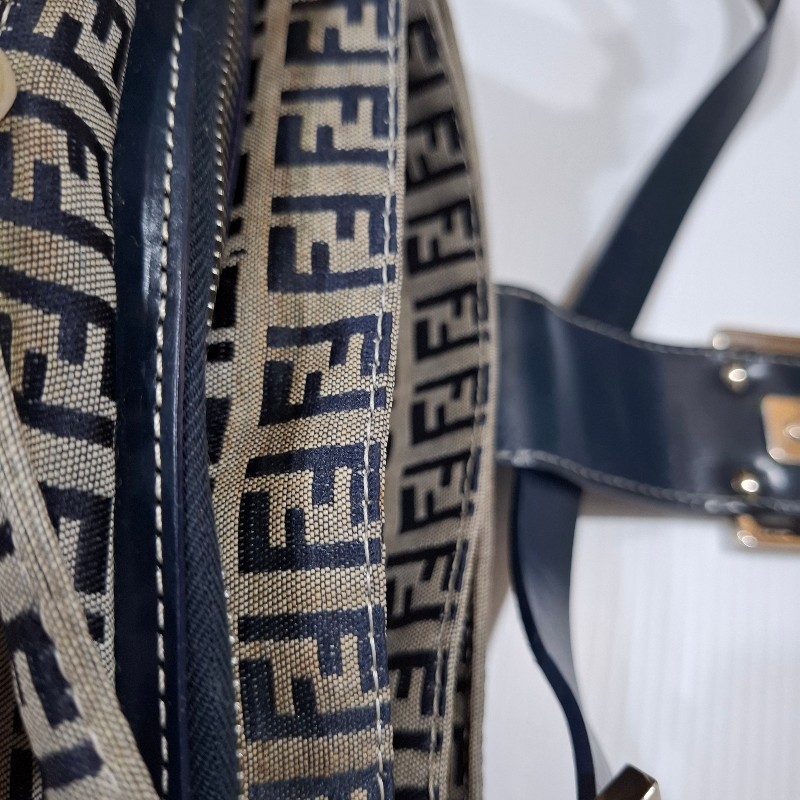 Vintage FENDI 海軍藍緹花布面料銀釦肩背包-18