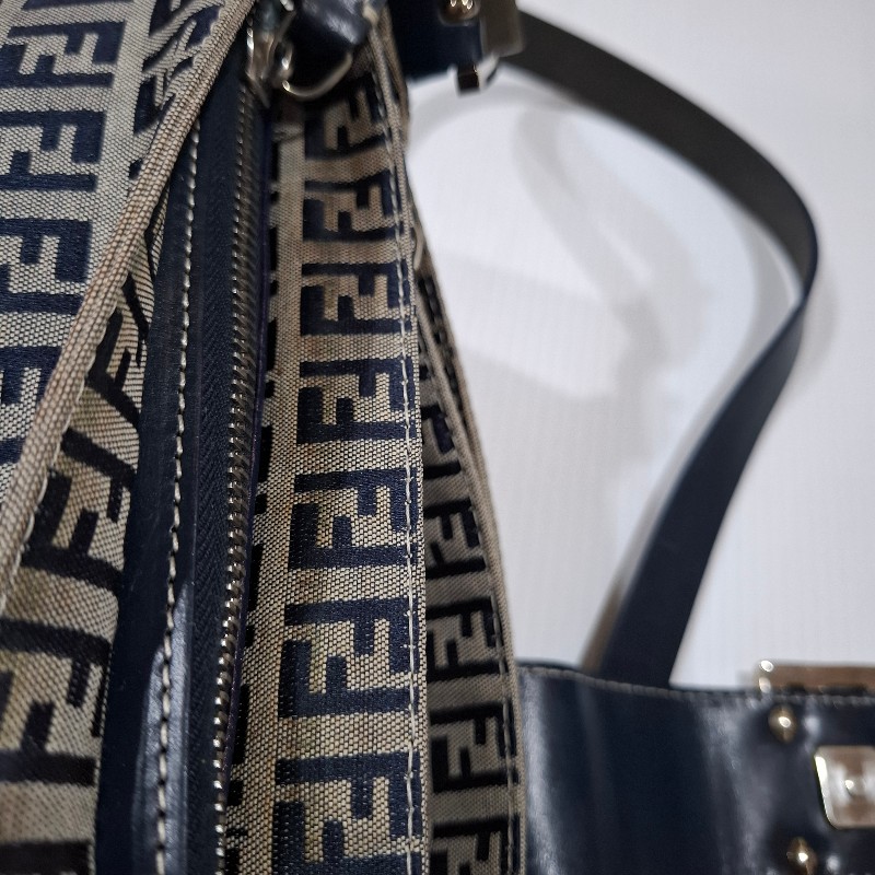 Vintage FENDI 海軍藍緹花布面料銀釦肩背包-19