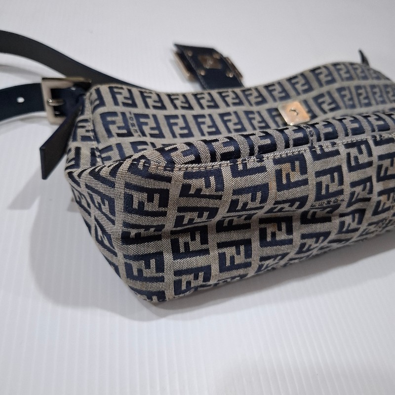 Vintage FENDI 海軍藍緹花布面料銀釦肩背包-20