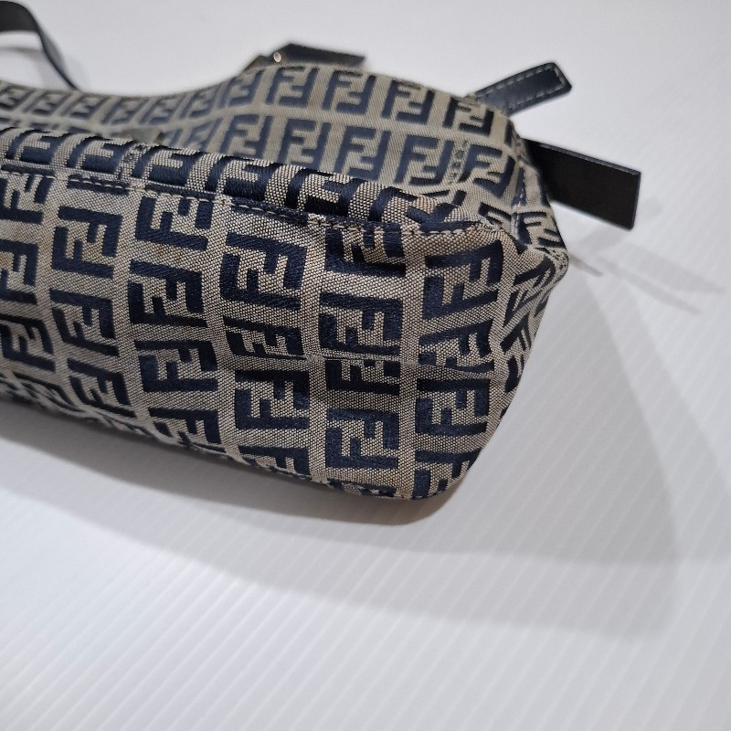 Vintage FENDI 海軍藍緹花布面料銀釦肩背包-21