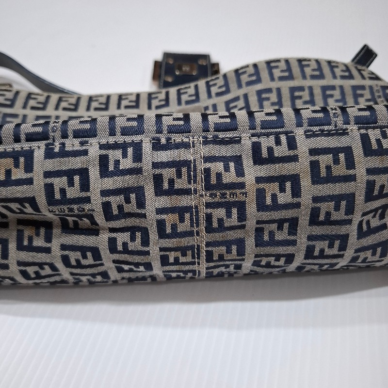Vintage FENDI 海軍藍緹花布面料銀釦肩背包-22