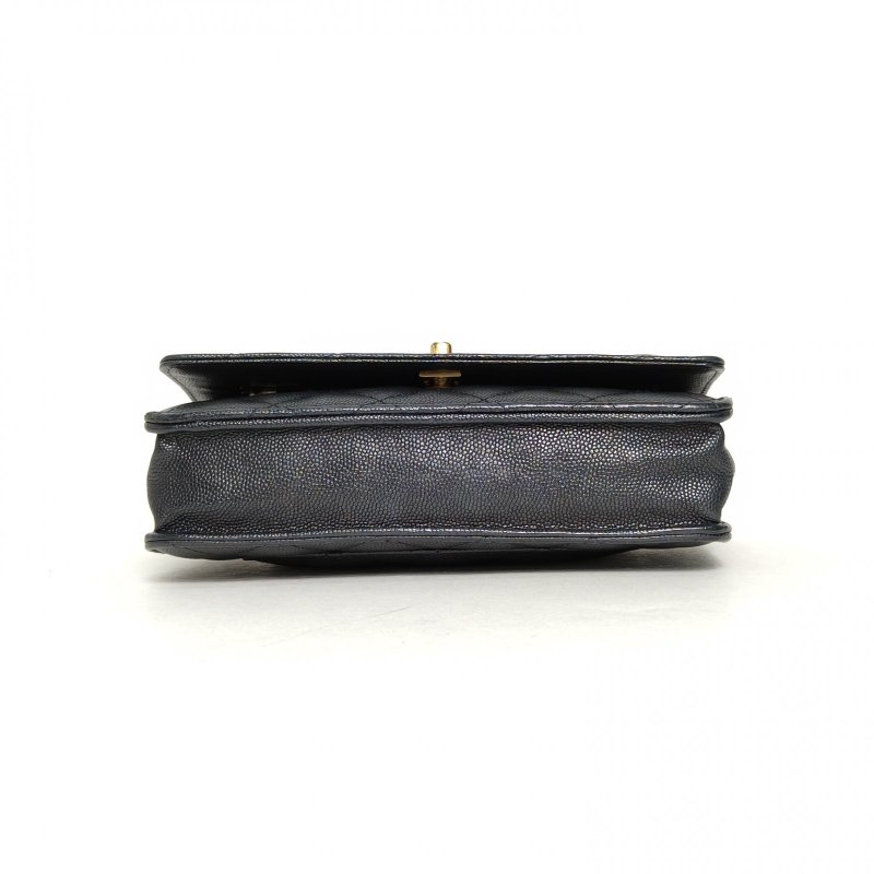 CHANEL 23CCFWOC19黑色荔枝牛皮晶片開金扣金幣單皮穿鏈肩背包-4