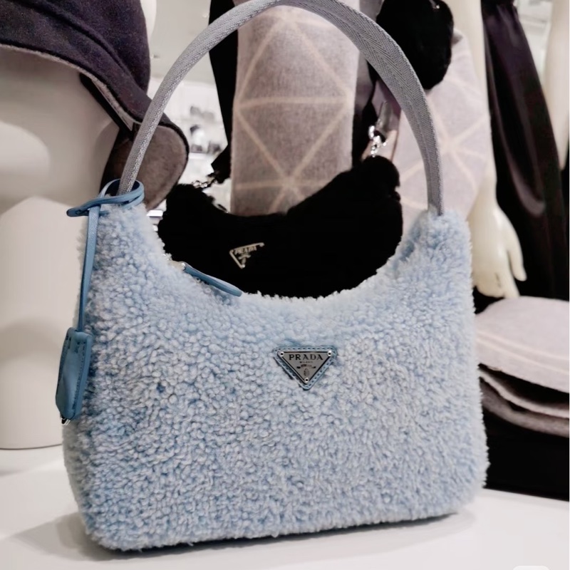 #年底甩貨超低💰 #冬天必備毛茸茸 Prada淺藍hobo腋下肩背包-0