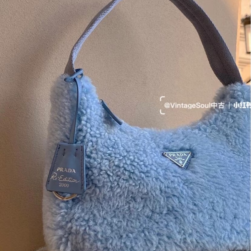 #年底甩貨超低💰 #冬天必備毛茸茸 Prada淺藍hobo腋下肩背包-1