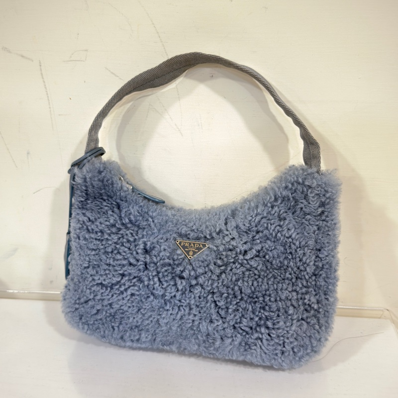 #年底甩貨超低💰 #冬天必備毛茸茸 Prada淺藍hobo腋下肩背包-3