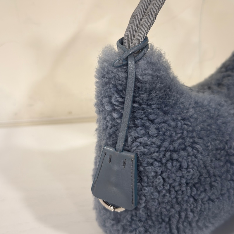 #年底甩貨超低💰 #冬天必備毛茸茸 Prada淺藍hobo腋下肩背包-8