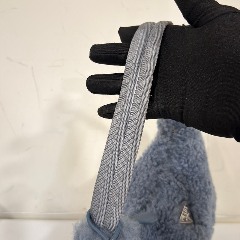 #年底甩貨超低💰 #冬天必備毛茸茸 Prada淺藍hobo腋下肩背包-9