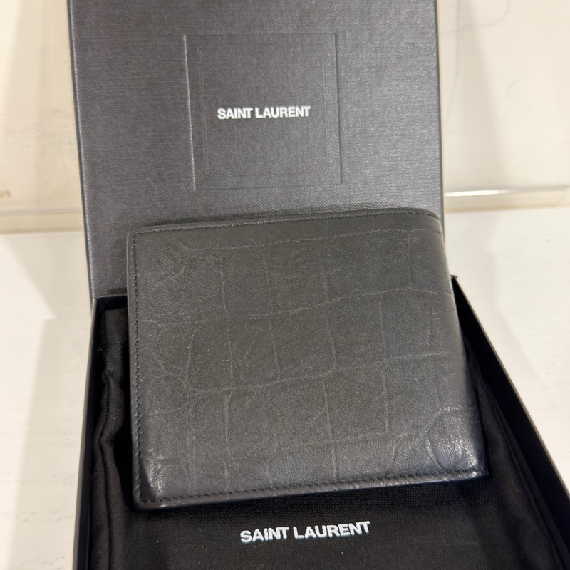 #全配🉑送禮 #男女同款 Ysl SoBlack 鱷魚壓紋牛皮對開短夾-1