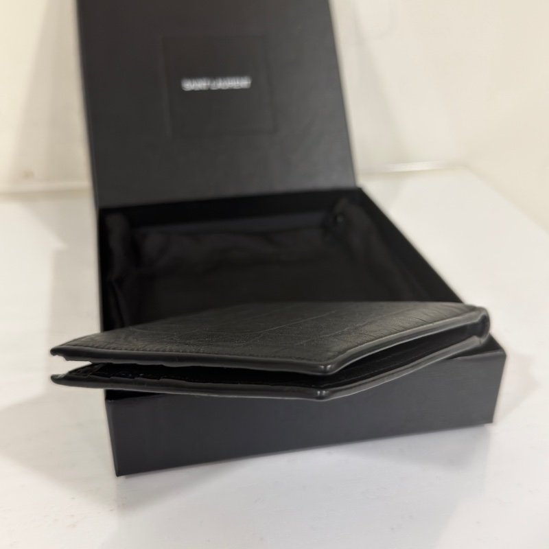 #全配🉑送禮 #男女同款 Ysl SoBlack 鱷魚壓紋牛皮對開短夾-4