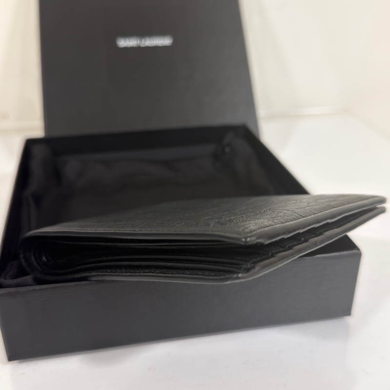 #全配🉑送禮 #男女同款 Ysl SoBlack 鱷魚壓紋牛皮對開短夾-5