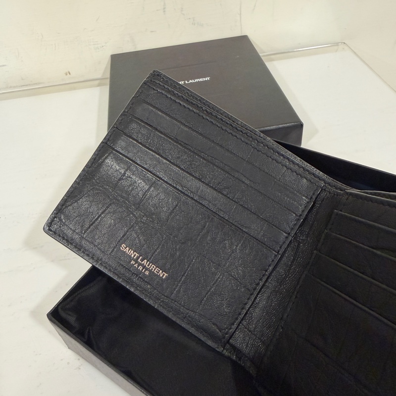 #全配🉑送禮 #男女同款 Ysl SoBlack 鱷魚壓紋牛皮對開短夾-6