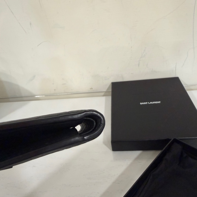 #全配🉑送禮 #男女同款 Ysl SoBlack 鱷魚壓紋牛皮對開短夾-8