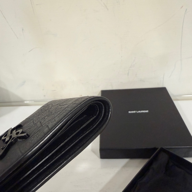 #全配🉑送禮 #男女同款 Ysl SoBlack 鱷魚壓紋牛皮對開短夾-9