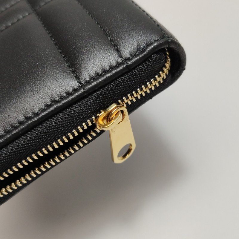 Burberry Lola蘿納包牛皮純色字母Logo絎縫錢包-7