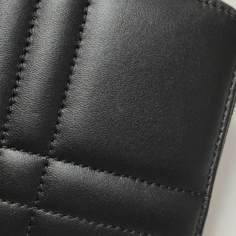 Burberry Lola蘿納包牛皮純色字母Logo絎縫錢包-9