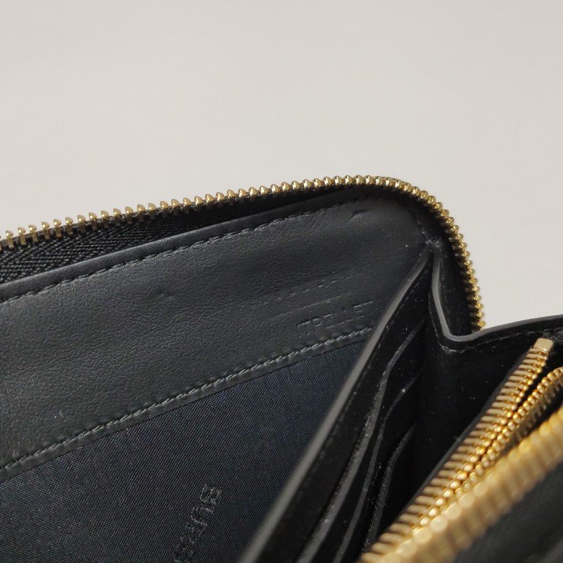 Burberry Lola蘿納包牛皮純色字母Logo絎縫錢包-10