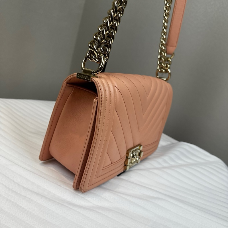 香奈兒/Chanel Leboy粉色金扣V紋中號肩背斜背包25x9x15cm-2