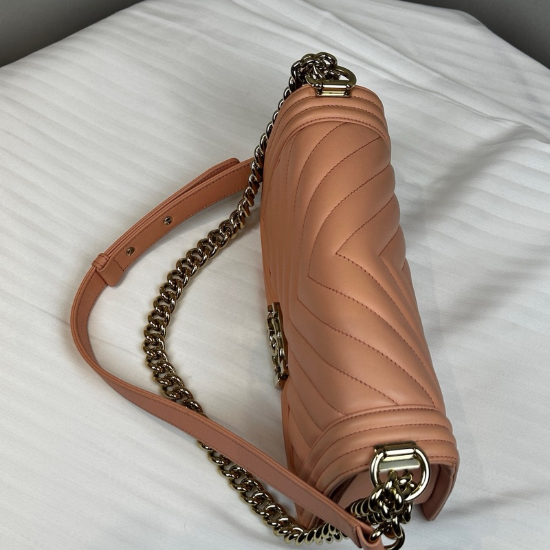 香奈兒/Chanel Leboy粉色金扣V紋中號肩背斜背包25x9x15cm-4