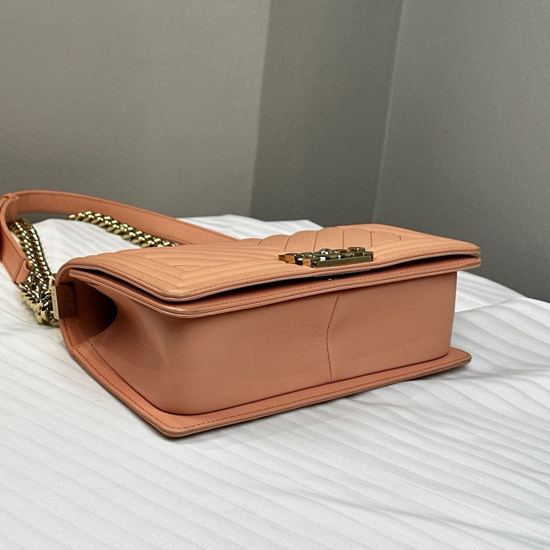 香奈兒/Chanel Leboy粉色金扣V紋中號肩背斜背包25x9x15cm-5