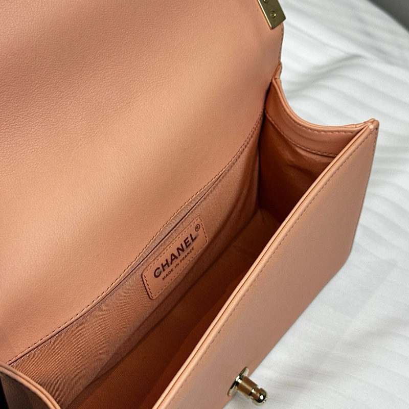 香奈兒/Chanel Leboy粉色金扣V紋中號肩背斜背包25x9x15cm-6