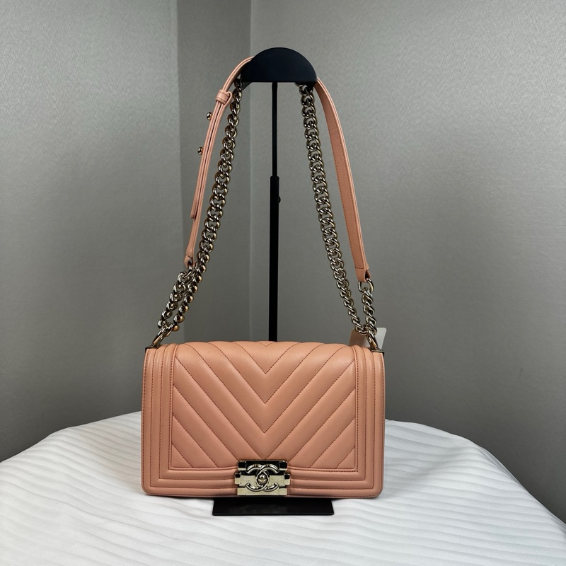 香奈兒/Chanel Leboy粉色金扣V紋中號肩背斜背包25x9x15cm-9